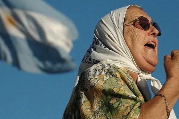 Αργεντινή: Πέθανε η Έμπε ντε Μποναφίνι – Οι «Μητέρες της Πλάθα ντε Μάγιο» θρηνούν τη φωνή τους