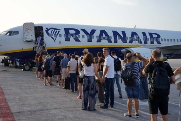 «Ελεύθερη πτώση» από Ryanair - Έσκασαν εισιτήρια για εξωτερικό από 13 ευρώ - Αναλυτικά οι πτήσεις 