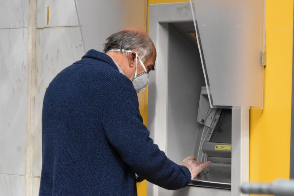 Μέθοδος «φουρκέτα»:  Νέα απάτη στα ATM - Πώς να προστατευτείτε