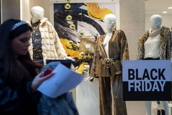 «Φύλαγε τα ρούχα σου, να 'χεις τα μισά»: Πλησιάζει η Black Friday - Τι πρέπει να προσέχουν οι καταναλωτές
