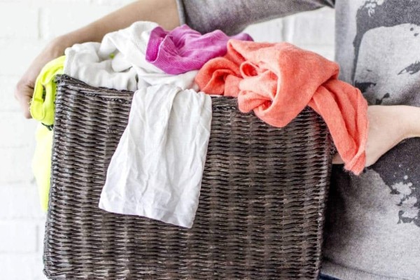 Tips για νοικοκυρές: 6+1 κόλπα για να αφαιρέσετε τους λεκέδες από τα ρούχα