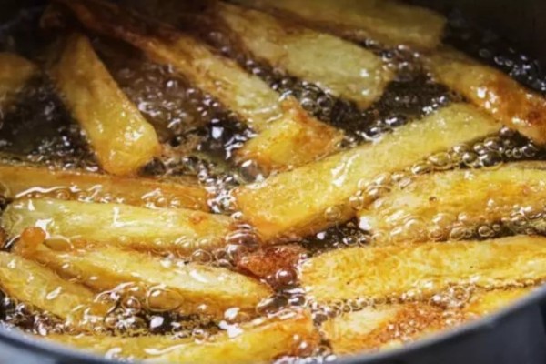Λατρεύετε και εσείς τις τηγανητές πατάτες; Το «μυστικό» με το λάδι για να βγαίνουν πάντα άψογες από το τηγάνι!