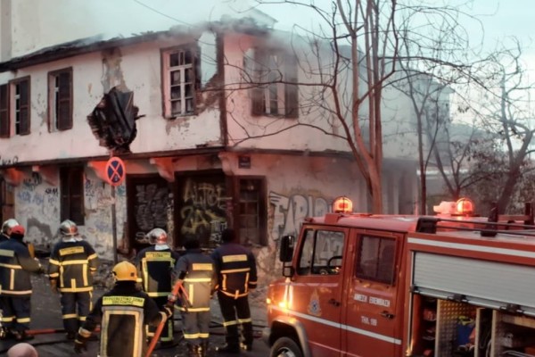 Δράμα στο Φάληρο Θεσσαλονίκης: Βρέθηκε απανθρακωμένη σορός σε διαμέρισμα που φλέγεται ακόμα