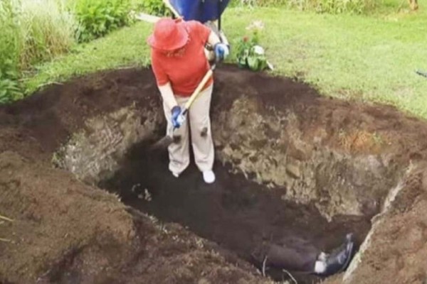 Μία γιαγιά σκάβει έναν τάφο στην αυλή της - Μετά από λίγο οι γείτονες καταλαβαίνουν τι τρέχει και παθαίνουν σοκ!