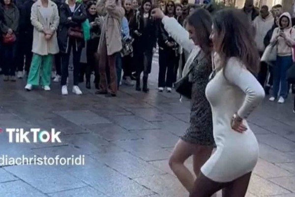Ούτε τσιφτετέλι τέτοια πέραση: Ελληνίδες χορεύουν Ικαριώτικο στο Παρίσι και γίνονται viral!