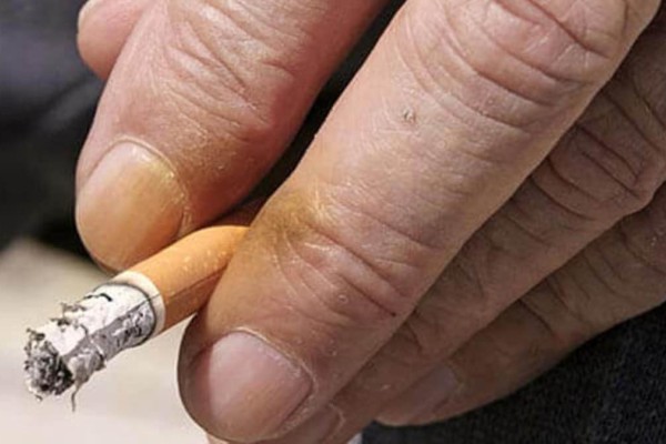 Κιτρινίλες στα χέρια από το τσιγάρο: Ο μοναδικός φυσικός τρόπος για να διώξετε τα σημάδια από τα δάχτυλα