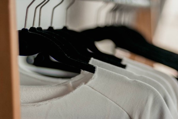 Το φυσικό κόλπο για να γίνουν τα λευκά ρούχα λευκότερα