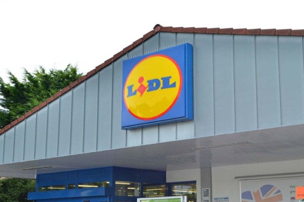 «Μοιράζουν» χαμόγελα τα Lidl - Τινάζουν την μπάνκα ενόψει γιορτών!