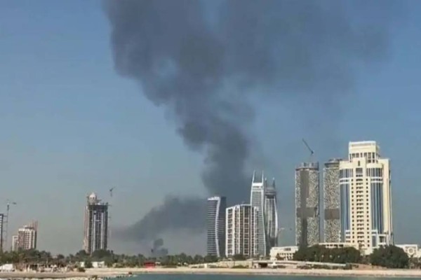 Κατάρ: Μεγάλη φωτιά σε υπό κατασκευή κτήριο – Πυκνοί καπνοί στον ουρανό της Ντόχα