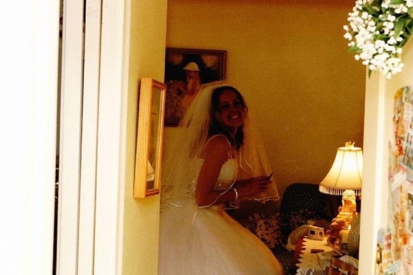 Ήταν και οι δυο τους έτοιμοι για το γάμο: Όταν έσκυψε να δει το νυφικό της η νύφη, όμως, διαπίστωσε κάτι τρομακτικό