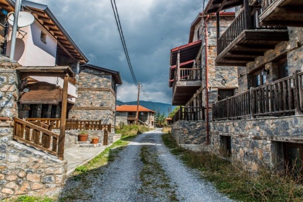 Παλαιός Άγιος Αθανάσιος: Το πιο γραφικό χωριό με την αλπική ομορφιά - Μια ανάσα από πασίγνωστο χιονοδρομικό της Ελλάδας!