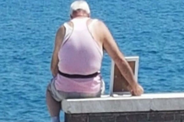 72χρονος παππούς κάθεται κάθε μέρα με μια κορνίζα στη θάλασσα... - Ο λόγος ραγίζει καρδιές