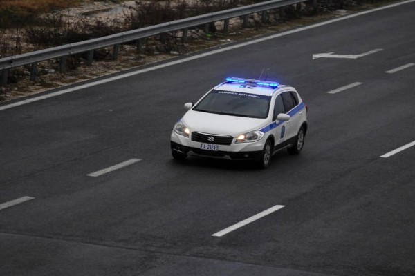 Φθιώτιδα: Τραυμάτισε αστυνομικό στην προσπάθεια του να ξεφύγει με κλεμμένο αμάξι