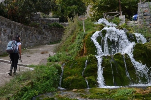 Μόλις 180 χλμ από την Αθήνα: Το άγνωστο χωριό γεμάτο πηγές και καταρράκτες - Ιδανικό για εκδρομή τον Νοέμβριο