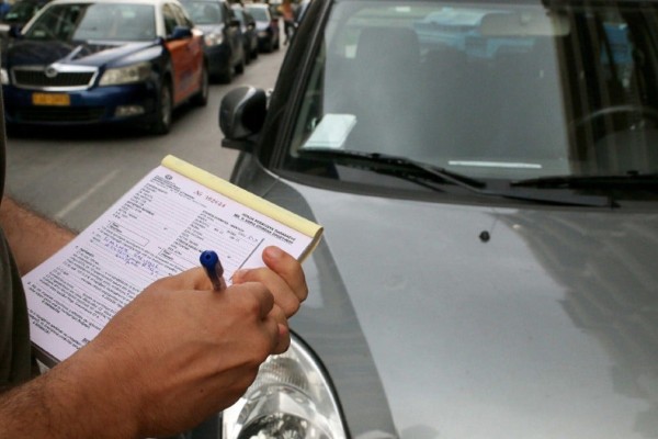 Πληρώνει το παράνομο παρκάρισμα του με...25 χρόνια καθυστέρηση