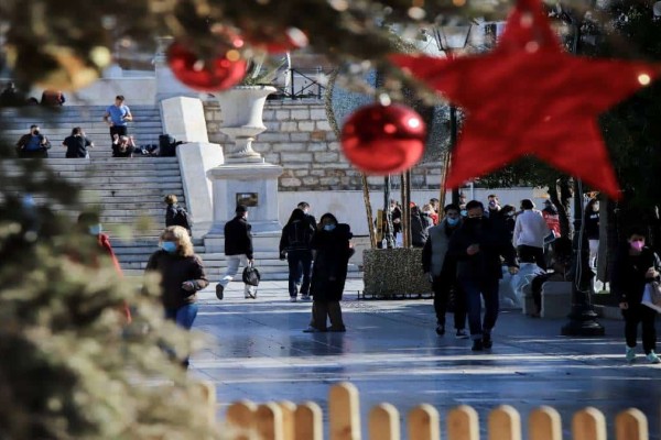 Η Αθήνα γεμίζει με λάμψη - Ο Δεκέμβριος ξεκινά με την φωταγώγηση του Χριστουγεννιάτικου Δέντρου στο Σύνταγμα