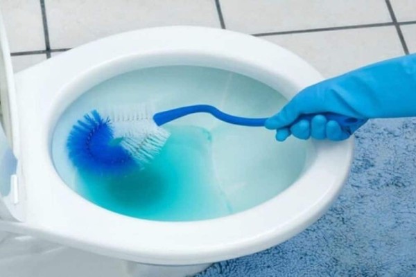 Μέγα κόλπο του 1' στην τουαλέτα: Με αυτό το εργαλείο θα καθαρίσετε πανεύκολα τη λεκάνη σας