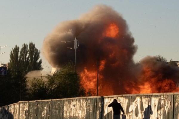 Πόλεμος στην Ουκρανία: Προχωρά σε αδιανόητα αίσχη ο Πούτιν - Χτυπά αμάχους στο Κίεβο με μεγάλη πυραυλική επίθεση