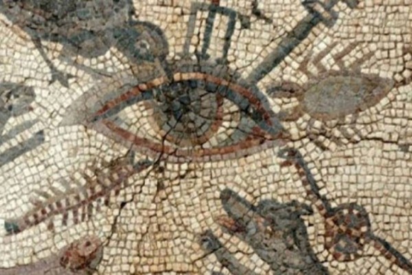 Είχαν τον πιο περίεργο τρόπο να το κάνουν - Έτσι έδιωχνα το «κακό μάτι» οι Αρχαίοι Έλληνες!