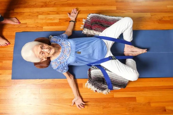 85χρονη γιαγιά ζει καμπουριασμένη εδώ και δεκαετίες μέχρι που ξεκινά να κάνει…γιόγκα!