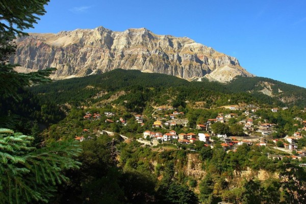 Το γραφικό χωριό της Ελλάδας από πέτρα και ξύλο με το περίεργο όνομα