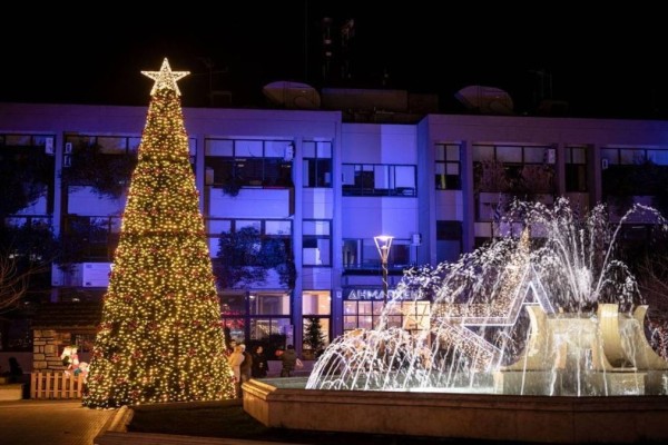«Φαναράκια» στην πλατεία Μακεδονίας – Η «νύχτα των ευχών» στην Κατερίνη