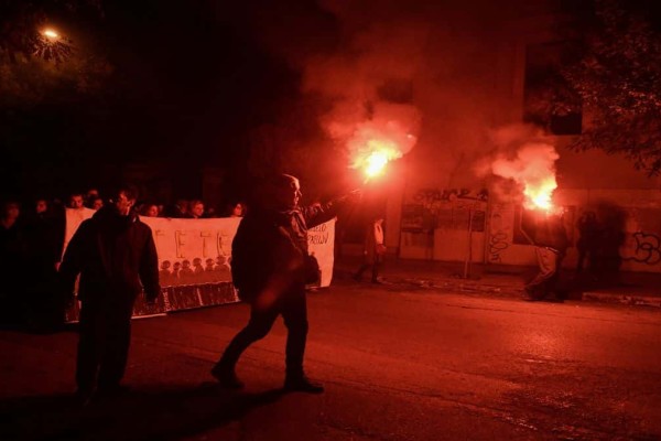 Επέτειος Γρηγορόπουλου: Επεισόδια στα Εξάρχεια με μολότοφ, κρότου λάμψης και χημικά