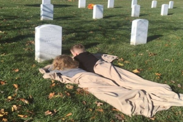 Αυτά τα 2 αδελφάκια κοιμήθηκαν στον τάφο του νεκρού πατέρα τους - Όταν ξύπνησαν αποκάλυψαν στη μαμά τους κάτι σοκαριστικό