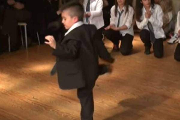 Ένας 5χρονος μάγκας χόρεψε ζεϊμπέκικο και καταχειροκροτήθηκε - Άφησε τους πάντες άναυδους (Video)