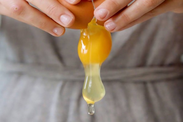 2 τρόποι για να σπάσεις ένα αυγό - Όσα πρέπει να ξέρεις για το πώς να το κάνεις σωστά (Video)