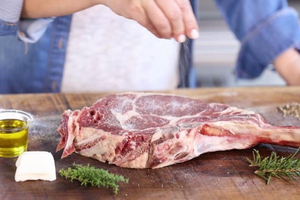 Μυστικό μαγειρικής των σεφ: Πότε πρέπει να αλατίζετε το κρέας
