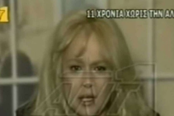 Σπάραξε η Αλίκη Βουγιουκλάκη: Η συγκλονιστική στιγμή την ώρα που αποχαιρέτησε την Τζένη Καρέζη - Κατέρρευσε στην κάμερα! (Video)