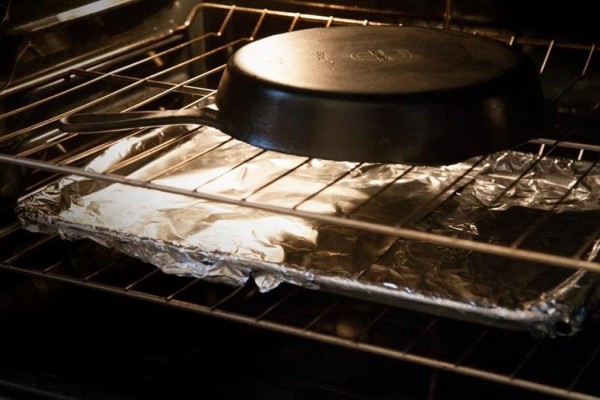 Κίνδυνος-θάνατος στην κουζίνα: Το σοβαρό λάθος με το αλουμινόχαρτο στον φούρνο