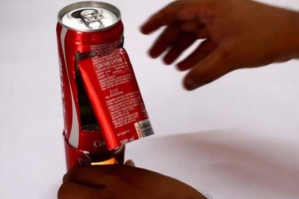 Παίρνει ένα κουτάκι από Coca Cola και κόβει την μία πλευρά! Μόλις δείτε τι φτιάχνει, δεν θα το πιστεύετε!