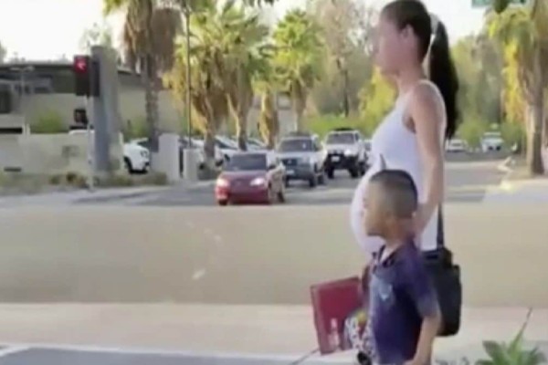 Έγκυος με το παιδί της ζητιάνευαν στο δρόμο - Όταν την ακολούθησε ένας άνδρας με κάμερα έπαθε σοκ (Video)