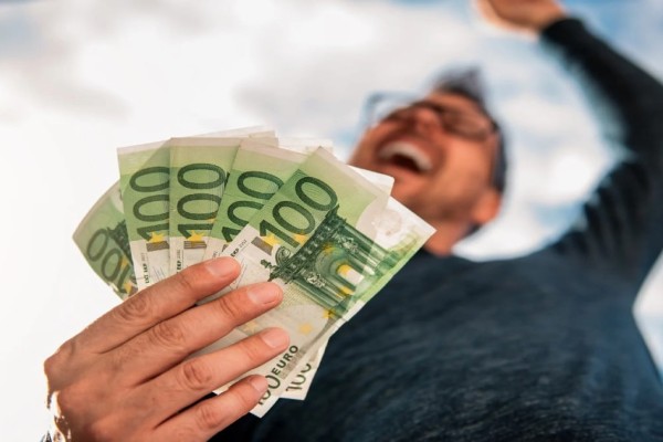 «Του κουτιού» επίδομα 600 ευρώ απευθείας στα ΙΒΑΝ - Ποιοι το παίρνουν άμεσα