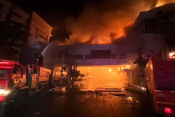 Φωτιά «γίγαντας» σε καζίνο στην Καμπότζη με 10 νεκρούς: Πηδούσαν στο κενό για να σωθούν - Σοκαριστικά βίντεο