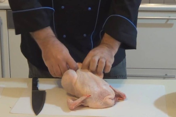 «Κόλπο γκρόσο»: Το άγνωστο tip για να κόψετε το κοτόπουλο γρήγορα και χωρίς κόπο