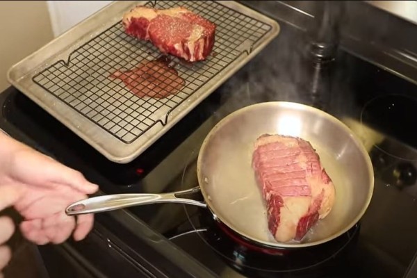 Κολπάρα από τις λίγες: Βάζει παγωμένο κρέας σε καυτό ελαιόλαδο και πετυχαίνει το απόλυτο!