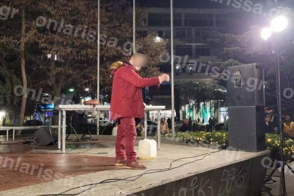 Πανικός στη Λάρισα: Άνδρας απειλούσε να αυτοπυρποληθεί στην κεντρική πλατεία της πόλης