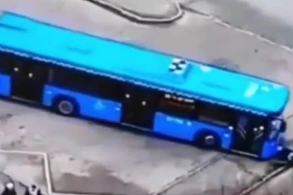 Σκληρό βίντεο: Λεωφορείο περνάει πάνω από γιαγιά που περπατούσε με το εγγόνι της
