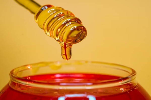 Νοθευμένο μέλι: Πώς θα το ξεχωρίζετε σε χρόνο 