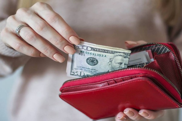 Το μεγάλο δίλημμα: Τι χρώμα πορτοφόλι να πάρετε για να προσελκύσετε χρήματα