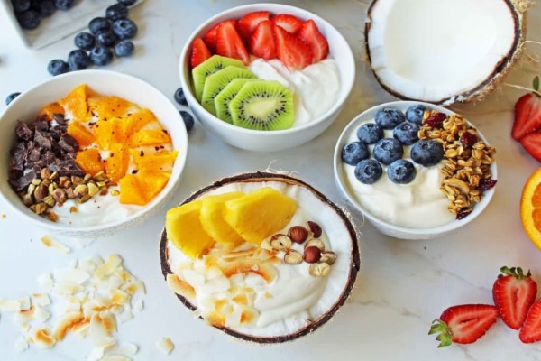 Γευτείτε και εσείς όλο το πρωινό σε ένα μπολ: Υπερπλούσιο γιαούρτι με μέλι και φρούτα