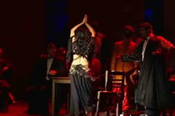 Έδωσε...πόνο η Σμαράγδα Καρύδη: Χόρεψε τσιφτετέλι και «τρέλανε» τους πάντες (Video)