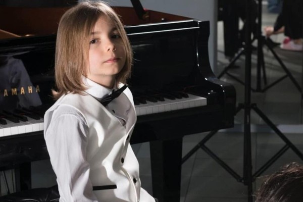 Συγκινητικό βίντεο 10χρονου αγοριού που παίζει πιάνο για τον Χριστόφορο Παπακαλιάτη: Ο λόγος για τον μικρό δεξιοτέχνη Στέλιο Κερασίδη