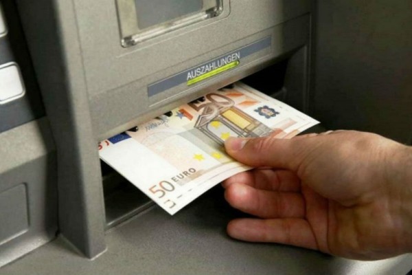 Πήγε στο ΑΤΜ και έβγαλε 50 ευρώ - Μόλις είδε το χαρτονόμισμα άρχισε να ουρλιάζει