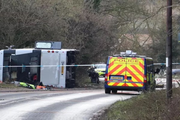 Θρίλερ στην Βρετανία: Ανετράπη διώροφο λεωφορείο με 70 επιβάτες - Αναφορές για πολλούς τραυματίες
