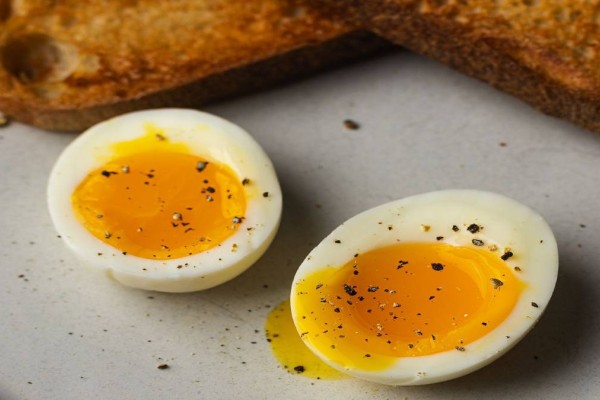 Πόση ώρα βράζω τα αυγά: Τα λεπτά μετράνε για να γίνουν σφιχτά ή μελάτα