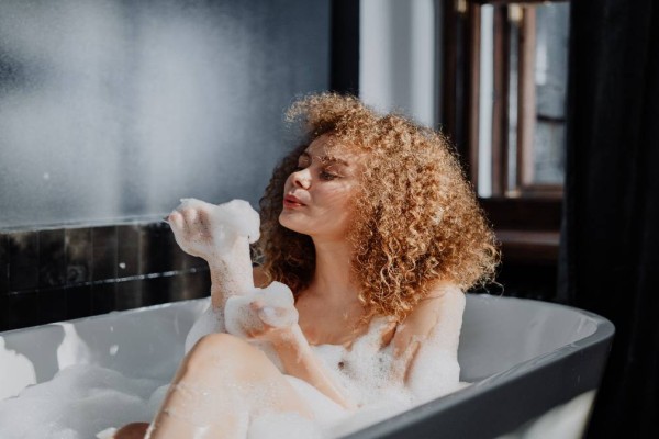 Χωρίς τρίψιμο: Το πιο ξεκούραστο κόλπο για να καθαρίσετε την μπάνιερα σας από άλατα και βρωμιές